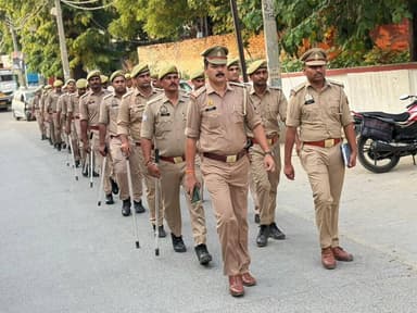 #BijnorPolice
थाना मंडावर पुलिस द्वारा थाना क्षेत्रान्तर्गत शांति एवं कानून व्यवस्था सुदृढ़ बनाए रखने तथा आमजन में सुरक्षा की भावना जागृत करने के उद्देश्य से मुख्य मार्गों एवं भीड़-भाड़ वाले क्षेत्रों में पैदल गश्त की गई।
#UPPolice https://t.co/9w31NiRFH5