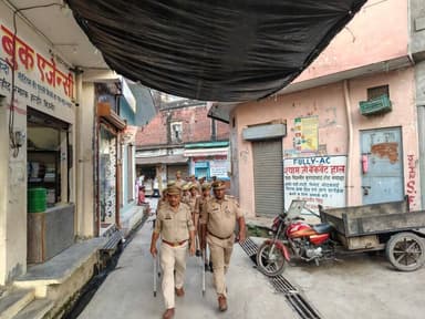 #BijnorPolice
थाना हल्दौर पुलिस द्वारा थाना क्षेत्रान्तर्गत शांति एवं कानून व्यवस्था सुदृढ़ बनाए रखने तथा आमजन में सुरक्षा की भावना जागृत करने के उद्देश्य से मुख्य मार्गों एवं भीड़-भाड़ वाले क्षेत्रों में पैदल गश्त की गई।
#UPPolice https://t.co/BNkvrFMEhf