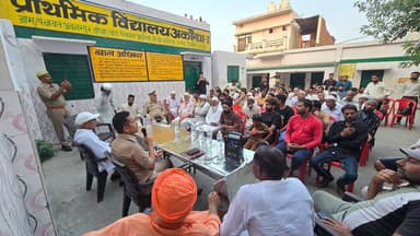 #BijnorPolice
क्षेत्राधिकारी चांदपुर द्वारा ग्राम अकोंधा में जनचौपाल आयोजित कर ग्रामीणों की समस्याएं सुनी गईं तथा उनके निस्तारण हेतु संबंधित को निर्देशित किया गया। इस दौरान महिला सुरक्षा, साइबर अपराधों से बचाव एवं कानून-व्यवस्था के संबंध में आमजन को जागरूक किया गया।
#UPPolice https://t.co/ORh7IoaJLp