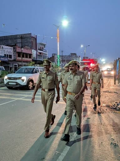 #SitapurPolice थाना हरगांव पुलिस द्वारा अपराध नियंत्रण, शांति/सुरक्षा एवं कानून व्यवस्था तथा जनमानस में सुरक्षा की भावना बनाये रखने हेतु मुख्य मार्गों, बाजारों एवं भीड़-भाड़ वाले स्थानों पर पैदल गश्त की गयी है। #UPPolice #Footpatrolling @Igrangelucknow https://t.co/DrpVkJOTJa