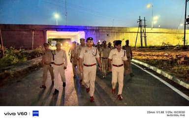 एटा – अपर पुलिस अधीक्षक एटा श्री श्वेताभ पाण्डेय द्वारा आमजन में सुरक्षा की भावना उत्पन्न करने के उद्देश्य से भारी पुलिस बल सहित थाना पिलुआ क्षेत्रांतर्गत की गयी पैदल गश्त।
#UPPOLICE https://t.co/Y0tkLNaZ5k