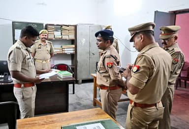 एटा – वरिष्ठ पुलिस अधीक्षक एटा डॉ0 इलामारन जि. द्वारा क्षेत्राधिकारी सकीट कार्यालय का किया गया औचक निरीक्षण, संबंधित को दिए आवश्यक दिशा-निर्देश।
#Uppolicd https://t.co/MoiVHuO1tB
