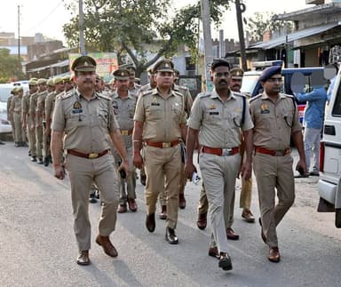 एटा - वरिष्ठ पुलिस अधीक्षक एटा डॉ० इलामारन जि. द्वारा अधीनस्थों सहित थाना मलावन क्षेत्रान्तर्गत मलावन कस्बे में पैदल गश्त कर सुरक्षा व्यवस्था का लिया जायजा, ड्यूटीरत पुलिसबल को दिये आवश्यक दिशा निर्देश।
#uplolice https://t.co/IM1ti3qiaT