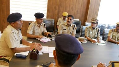 *डॉ. प्यारे लाल शिवरान (आई.पी.एस.), पुलिस अधीक्षक, जिला डीडवाना-कुचामन की अध्यक्षता में अपराध गोष्ठी का किया गया आयोजन।*
🔹जिला डीडवाना-कुचामन के समस्त पुलिस अधिकारियों ने लिया भाग।
🔹मीटिंग के दौरान पैण्डिग प्रकरणों का निस्तारण करने, नाकाबंदी, मालखाना आईटम के निस्तारण पर https://t.co/X5bij4G8fZ
