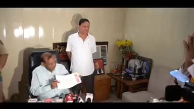 राजधानी लखनऊ की मोहनलालगंज सीट से सपा सांसद से भिड़ गया युवक ।