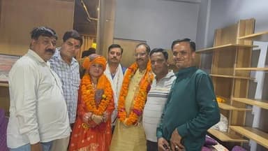 भाजपा अल्पसंख्यक मोर्चा के प्रदेशमंत्री जाहिद कुरैशी व आईटी सेल प्रभारी नाजिया खान की नियुक्ति पर भाजपाइयों ने किया स्वागत
धौलपुर। भाजपा अल्पसंख्यक मोर्चा के प्रदेश अध्यक्ष द्वारा संगठनात्मक विस्तार करते हुए धौलपुर निवासी जाहिद कुरैशी को अल्पसंख्यक मोर्चा का प्रदेश मंत्री तथा नाजिया खान को अल्पसंख्यक मोर्चा आईटी सेल का प्रदेश प्रभारी नियुक्त किए जाने पर भाजपा कार्यकर्ताओं में खुशी की लहर दौड़ गई। इस अवसर पर भाजपा जिला कार्यालय पर स्वागत एवं सम्मान कार्यक्रम आयोजित किया गया।
भाजपा पूर्व जिलाध्यक्ष सत्येंद्र पाराशर ने नव नियुक्त पदाधिकारियों का माल्यार्पण एवं साफा पहनाकर अभिनंदन किया। उन्होंने कहा कि भाजपा संगठन हमेशा कार्यकर्ताओं की मेहनत और समर्पण का सम्मान करता है। धौलपुर के कार्यकर्ताओं को प्रदेश स्तर पर महत्वपूर्ण जिम्मेदारी मिलना जिले के लिए गौरव की बात है। इससे संगठन को नई ऊर्जा मिलेगी तथा अल्पसंख्यक समाज में भाजपा की नीतियों और जनकल्याणकारी योजनाओं को प्रभावी ढंग से पहुंचाने में सहायता मिलेगी।
कार्यक्रम में वक्ताओं ने कहा कि भाजपा "सबका साथ, सबका विकास, सबका विश्वास और सबका प्रयास" के मूल मंत्र के साथ समाज के सभी वर्गों को साथ लेकर चल रही है। अल्पसंख्यक मोर्चा के माध्यम से पार्टी की विचारधारा एवं केंद्र तथा राज्य सरकार की जनहितकारी योजनाओं को जन-जन तक पहुंचाने का कार्य किया जाएगा।
प्रदेश मंत्री नियुक्त होने पर जाहिद कुरैशी ने कहा कि पार्टी नेतृत्व ने जो विश्वास उन पर व्यक्त किया है, उस पर खरा उतरने का पूरा प्रयास करेंगे। उन्होंने मुख्यमंत्री भजनलाल शर्मा, प्रदेश अध्यक्ष मदन राठौड़ तथा अल्पसंख्यक मोर्चा प्रदेश अध्यक्ष हामिद मेवाती का आभार व्यक्त करते हुए कहा कि संगठन की मजबूती और पार्टी विस्तार के लिए पूरी निष्ठा एवं समर्पण के साथ कार्य करेंगे।
वहीं नाजिया खान ने कहा कि आईटी सेल की जिम्मेदारी मिलने पर वे डिजिटल माध्यमों से संगठन की गतिविधियों, सरकार की उपलब्धियों एवं जनकल्याणकारी योजनाओं को आमजन तक पहुंचाने का कार्य करेंगी। उन्होंने पार्टी नेतृत्व का धन्यवाद ज्ञापित किया।
कार्यक्रम के दौरान उपस्थित भाजपा पदाधिकारियों एवं कार्यकर्ताओं ने दोनों नव नियुक्त पदाधिकारियों को शुभकामनाएं देते हुए उनके सफल कार्यकाल की कामना की। कार्यक्रम सौहार्दपूर्ण वातावरण में संपन्न हुआ।
इस अवसर पर जिला महामंत्री मदन कोली, जिला उपाध्यक्ष अविनाश शर्मा, शिक्षक संघ के पूर्व नेता केशव राणा, पूर्व उपाध्यक्ष शैलेंद्र यादव, पूर्व उपाध्यक्ष अकील अहमद बॉबी, रामवीर त्यागी, किसान मोर्चा जिलाध्यक्ष मांगे कंसाना, संजय गुर्जर एडवोकेट, वसीम खान, नितिन शर्मा, लालू कंसाना, पवन शर्मा, संजू त्रिवेदी, संग्राम सिंह राणा सहित बड़ी संख्या में भाजपा कार्यकर्ता उपस्थित रहे।