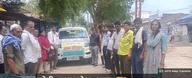 • कृषि विभाग द्वारा जिलेभर में सफलतापूर्वक संचालित किया गया कृषि रथ
• किसानों को दी गई तकनीकों, योजनाओं एवं प्राकृतिक खेती के विषय में जानकारी
कृषि विभाग द्वारा जिले के सभी विकासखंडों में कृषि रथ का सफलतापूर्वक संचालन किया गया। इस कृषि रथ के माध्यम से विभिन्न ग्रामों में पहुँचकर किसानों को कृषि संबंधी नवीन तकनीकों, विभागीय योजनाओं एवं प्राकृतिक खेती के विषय में जानकारी दी गई एवं किसानों की समस्याओं का समाधान किया गया।
कृषि रथ के माध्यम से किसानों को संतुलित उर्वरकों के उपयोग के महत्व के बारे में जानकारी देते हुए मृदा परीक्षण के आधार पर अनुशंसित मात्रा में उर्वरकों के प्रयोग हेतु प्रेरित किया गया। किसानों को खाद वितरण की ई-टोकन प्रणाली संबंधी विस्तृत जानकारी प्रदान की गई तथा ई-टोकन जनरेट करने की प्रक्रिया का व्यावहारिक प्रदर्शन कर उन्हें इसकी उपयोगिता एवं लाभों से अवगत कराया गया। साथ ही मिट्टी परीक्षण, मृदा स्वास्थ्य प्रबंधन एवं आगामी खरीफ फसल की तैयारी संबंधी तकनीकी जानकारी भी प्रदान की गई।
अधिकारियों द्वारा एकीकृत पोषक तत्व प्रबंधन (INM), एकीकृत कीट एवं रोग प्रबंधन (IPM), फसल विविधीकरण, जल संरक्षण, सूक्ष्म सिंचाई तकनीकों तथा कृषि को अधिक लाभकारी व्यवसाय बनाने के उपायों पर विस्तार से मार्गदर्शन दिया गया। साथ ही पराली एवं नरवाई प्रबंधन के महत्व, फसल अवशेषों के वैज्ञानिक उपयोग तथा पर्यावरण संरक्षण में उनकी भूमिका के बारे में भी जानकारी प्रदान की गई।
कृषि रथ यात्रा के माध्यम से किसानों को आधुनिक एवं उन्नत कृषि तकनीकों को अपनाने, उत्पादन लागत कम करने, उत्पादकता बढ़ाने तथा टिकाऊ कृषि प्रणाली विकसित करने के लिए प्रेरित किया गया। किसानों ने कार्यक्रम में सक्रिय सहभागिता करते हुए विभागीय योजनाओं एवं तकनीकी सलाह में विशेष रुचि दिखाई तथा कृषि विभाग की इस पहल की सराहना की।
#JansamparkMP #CMMadhyaPradesh #MadhyaPradesh #sehore