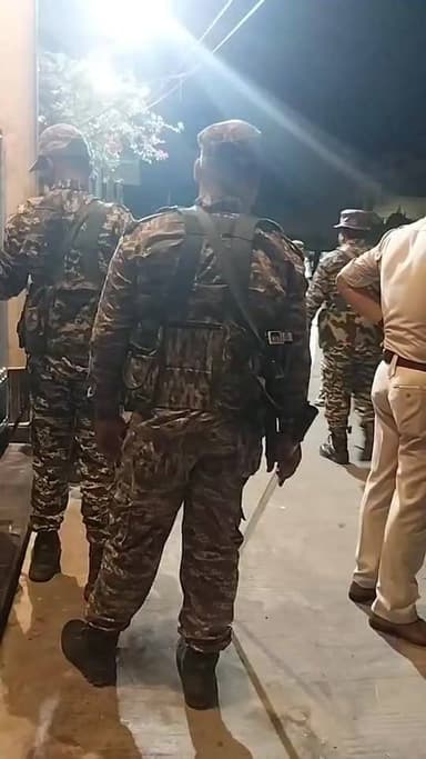 কালনা তৃণমূল এর প্রাক্তন বিধায়ক দেবপ্রসাদ বাগের রাজপ্রসাদে চলছে পুলিশের অভিযান। পার্ট ১