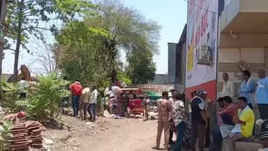 नगर पालिका द्वारा ग़रीब परिवारों के घरों को JCB से तोरे गए @pmmodi1955 @cmmadhyapradesh