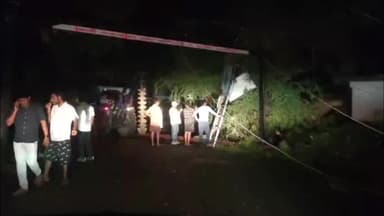 गाज़ीपुर: आंधी-तूफान से पेड़ और टहनियां गिरने से टूटी बिजली लाइनें, 6 घंटे से कई इलाकों की बत्ती गुल, बहाली में जुटे बिजलीकर्मी