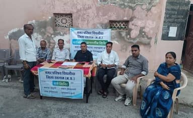 कलेक्टर श्रीमती मिशा सिंह के निर्देशानुसार 26 मई से जिले की 08 नगर पालिका/परिषदों में लगातार वार्ड वार संध्याकालीन शिविर आयोजित किए जा रहे हैं।
आज 02 जून को सभी निकायों में जनप्रतिनिधियों एवं मुख्य नगर पालिका अधिकारियों की उपस्थिति में शिविर आयोजित हुए।
शिविरों में जल से संबंधित समस्याओं की कुल 11 शिकायतें प्राप्त हुई जिसमें से 3 शिकायतों का समाधान मौके पर किया गया। सफाई से संबंधित 11 शिकायतें प्राप्त हुई जिसमें से 08 शिकायतों का त्वरित निराकरण किया गया एवं 11 अन्य शिकायतें पेंशन योजना , निर्माण, सड़क, स्ट्रीट लाइट, वृक्ष कटिंग आदि से संबंधित थी जिसमें से 03 शिकायतों का मौके पर निराकरण किया गया।
नगर पालिका जावरा में शिविर के दौरान 3 शिकायत प्राप्त हुई जिसमें से तीनों शिकायतों का निराकरण किया गया। नगर परिषद आलोट में 6 शिकायतें प्राप्त हुए जिसमें से 4 शिकायतों का निराकरण हुआ, नगर परिषद बड़ावदा में 3 शिकायतें प्राप्त हुई और तीनों शिकायतों का निराकरण किया गया, नगर परिषद ताल में कुल 2 शिकायतें प्राप्त हुई जिसमें से दोनों शिकायतों का निराकरण किया गया, नगर परिषद नामली में 3 शिकायतें प्राप्त हुए एवं तीनों शिकायतों का निराकरण किया गया, नगर परिषद पिपलोदा में 2 शिकायतें प्राप्त हुई जिसमें से दोनों शिकायतों का निराकरण किया गया, नगर परिषद सैलाना में 12 शिकायतें प्राप्त हुई एवं नगर परिषद धामनोद में 2 शिकायतें प्राप्त हुई ।
#jansampark #ratlam