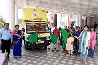 सुरक्षित मातृत्व का विश्वास, प्रत्येक गर्भवती मां का अधिकार अभियान के अंतर्गत मंगलवार को कलेक्टर कार्यालय परिसर में मुख्य कार्यपालन अधिकारी जिला पंचायत सुश्री वैशाली जैन द्वारा "सशक्त परिवार, स्वस्थ मां, सुरक्षित भविष्य" जागरूकता रथ को हरी झंडी दिखाकर शुभारंभ किया गया।
यह रथ जिले के 22 गांवों में पहुंचकर गर्भवती महिलाओं, प्रसूताओं, धात्री माताओं एवं नवजात शिशुओं को स्वास्थ्य संबंधी जानकारी प्रदान करेगा तथा व्हाट्सएप चैटबॉट के माध्यम से सेवाएं उपलब्ध कराएगा। अभियान के तहत परिवार कल्याण कार्यक्रम अंतर्गत अस्थाई साधन इम्प्लांट के बारे में भी जागरूक किया जाएगा। "इम्प्लांट लगाओ, 3 साल बेफिक्र हो जाओ" संदेश के साथ बताया जाएगा कि गर्भनिरोधक इम्प्लांट दो बच्चों के बीच अंतर रखने का एक नया एवं प्रभावी तरीका है।
अधिक जानकारी के लिए नेशनल फैमिली प्लानिंग हेल्पलाइन के टोल फ्री नंबर 1800 एवं 6555 पर कॉल करने अथवा नजदीकी स्वास्थ्य केंद्र से संपर्क करने की अपील की गई है। रथ के माध्यम से टीवी, वीडियो, पम्पलेट एवं नुक्कड़ नाटक द्वारा व्यापक प्रचार-प्रसार किया जाएगा।
इस अवसर पर मुख्य चिकित्सा एवं स्वास्थ्य अधिकारी डॉ. संध्या बेलसरे, परिवार कल्याण नोडल अधिकारी डॉ. राजेश मंडलोई, बीएमओ, बाजना डॉ. जितेंद्र जायसवाल, जिला प्रोग्राम मैनेजर श्रीमती अर्चना राठौर, श्रीमती सरला वर्मा, डिप्टी मीडिया अधिकारी एवं परिवार कल्याण शाखा प्रभारी श्री आनंदीलाल जैन तथा यूनाइटेड नेशंस पॉपुलेशन फंड (यूएनएफपीए) से डॉ. राधिका अधोलिया (नेशनल मेंटर, दिल्ली), डॉ. राधिका मिश्रा, जिला समन्वयक श्री आनंद पाठक, श्री चंद्रकांत तिवारी, सुश्री खुशबू सिंह एवं कृति पटले उपस्थित थे।
#JanSampark #ratlam