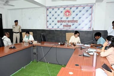 कलेक्टर कार्यालय में आज मंगलवार को कलेक्टर श्रीमती मिशा सिंह के निर्देशानुसार जनसुनवाई आयोजित की गई। कलेक्टर कार्यालय सभाकक्ष में सीईओ जिला पंचायत सुश्री वैशाली जैन एवं एडीएम डॉ शालिनी श्रीवास्तव ने आवेदको को सुना एवं आवेदकों से आवेदन प्राप्त किये। जनसुनवाई में 144 आवेदन प्राप्त हुए। निराकरण योग्य आवेदनों का मौके पर ही उपस्थित विभागीय अधिकारियों से निराकरण करवाया गया एवं शेष आवेदनों का समय सीमा में निराकरण करने के लिए संबंधित विभाग प्रमुखों को निर्देशित किया गया।
जनसुनवाई में आवेदिका मांगू बाई निवासी हनुमान गली सरसोदा ने बताया गया कि उनके पति का पंजीयन भवन एवं अन्य संनिर्माण कर्मकार कल्याण मंडल में श्रमिक के रूप में था। पति की मृत्यु 13 जनवरी 2024 को हो गई थी, लेकिन मृत्यु के बाद उन्हें शासन की किसी भी योजना अथवा श्रमिक कल्याण मंडल की ओर से आर्थिक सहायता प्राप्त नहीं हुई है। कार्यवाही हेतु सीईओ जनपद पंचायत को निर्देशित किया गया।
आवेदिका रजिया पति सुल्तान निवासी हरथली ने बताया कि उनके पति के नाम ग्राम हरथली में कृषि भूमि दर्ज है। उनके पति लगभग छह वर्ष से लकवा बीमारी से ग्रसित है, वे ही परिवार और खेती की जिम्मेदारी संभाल रही हैं। उन्होंने बताया कि प्रधानमंत्री किसान सम्मान निधि योजना की एक भी किस्त की राशि अब तक प्राप्त नहीं हुई है। कार्यवाही हेतु तहसीलदार रतलाम ग्रामीण को निर्देशित किया।
आवेदक रामा पिता जीवणा निवासी ग्राम हरसौला तहसील सैलाना ने बताया कि उनके नाम दो कृषि खाते है जो कि उनकी माताजी के नाम से राजस्व रिकॉर्ड में दर्ज है उक्त भूमि के सीमांकन हेतु अन्य व्यक्ति द्वारा लोक सेवा केंन्द्र में आवेदन प्रस्तुत किया गया है रामा ने आवेदन को निरस्त करने के संबंध में आवेदन दिया। कार्यवाही हेतु तहसीलदार सैलाना को निर्देशित किया गया।
जनसुनवाई में आवेदक दिनेश पिता वालीया निवासी ग्राम जामदा भीलान तहसील सैलाना ने बताया कि 15 से 20 वर्षों से उनका परिवार एवं अन्य ग्रामीण जिस रास्ते का उपयोग आवागमन के लिए करते आ रहे हैं। प्रतिप्राथी द्वारा उक्त रास्ते पर अतिक्रमण कर लिया गया है, जिससे आने जाने में बाधा उत्पन्न हो रही है। साथ ही विरोध करने पर विवाद किया जा रहा है। कार्यवाही हेतु एसडीएम सैलाना को निर्देशित किया गया।
#JanSampark #ratlam