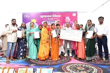 सुशासन तिहार: बलौदा, नरियरा एवं कुम्हारीकला में आयोजित हुआ जनसमस्या निवारण शिविर
विभिन्न योजनाओं के हितग्राहियों को मिला लाभ, विभागों द्वारा लगाये गये स्टॉलों के माध्यम से दी गई योजनाओं की जानकारी
कलेक्टर सहित जनप्रतिनिधियों हुए शामिल, योजनाओं का अधिकाधिक लाभ लेने की अपील
कुम्हारीकला में आयोजित शिविर में कुल 1625 आवेदन हुए प्राप्त
#SushasanTihar2026
#सुशासन_तिहार_2026
#janjgirchampa #chhattisgarh
CMO Chhattisgarh DPR Chhattisgarh Vishnu Deo Sai