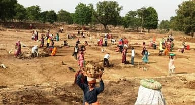 मनरेगा से संवर रहे गांव, रोजगार के साथ मजबूत हो रही जल संरक्षण संचय
47 हजार से अधिक ग्रामीणों को प्रतिदिन मिल रहा रोजगार, जल संरक्षण कार्यों से बदल रही गांवों की तस्वीर
CMO Chhattisgarh DPR Chhattisgarh