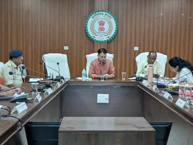 समय-सीमा बैठक में जनकल्याणकारी योजनाओं की प्रगति की समीक्षा
- मुख्यमंत्री के निर्देशों के प्रभावी क्रियान्वयन एवं लंबित प्रकरणों के त्वरित निराकरण पर जोर
- 1 जून से सभी शासकीय फाइलों का संचालन ई-ऑफिस के माध्यम से करने के निर्देश
#kcgdistrict #kcgcollector