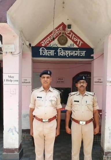 किशनगंज: पुलिस अधीक्षक किशनगंज के निर्देशानुसार जिले के सभी थानों में प्रतिदिन रोल कॉल (Roll Call) की प्रक्रिया अनिवार्य रूप से की जा रही है। इसका मुख्य उद्देश्य पुलिस बल को अपडेट रखना, उनकी समस्याओं को सुनना और दिनभर के कार्यों की रूपरेखा तैयार करना है।