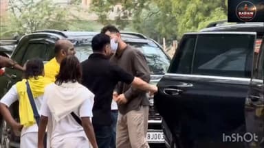 प्रेमानंद महाराज की शरण में पहुंचे विराट कोहली और अनुष्का शर्मा।
विराट कोहली ने 'राधे-राधे' बोलकर सबका किया अभिवादन।