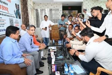 कुरूक्षेत्र संसदीय क्षेत्र के युवाओं के लिए विदेशों में रोजगार के लिए प्रयासरत हैं सांसद नवीन जिन्दल
सांसद नवीन जिन्दल के प्रयासों से कुरुक्षेत्र में आयोजित किया जा रहा है अंतर्राष्ट्रीय रोजगार महोत्सव
सांसद नवीन जिन्दल की पहल पर 4 जून को कुरुक्षेत्र में होगा अंतर्राष्ट्रीय रोजगार महोत्सव : डॉ. मनीष मिश्रा
युवाओं को उपयुक्त रोजगार अवसरों के बारे में मार्गदर्शन प्रदान किया जाएगा: कर्नल अरूण चंदेल
कैथल में आयोजित प्रेस वार्ता में आगामी 4 जून को कुरुक्षेत्र में होने वाले अंतर्राष्ट्रीय रोजगार महोत्सव का पोस्टर भी किया गया लॉन्च
कैथल: 2 जून। सांसद नवीन जिन्दल की पहल पर नवीन जिन्दल फाउंडेशन की ओर से 4 जून को क्लब हाउस, जिन्दल ग्लोबल सिटी, सैक्टर 29, कुरुक्षेत्र में आयोजित होने वाले "नवीन अवसर अंतर्राष्ट्रीय रोजगार महोत्सव" को लेकर आज कैथल में आयोजित प्रेस वार्ता में इसकी विस्तृत रूपरेखा साझा की गई। इस अवसर पर आगामी 4 जून को आयोजित होने वाले अंतर्राष्ट्रीय रोजगार महोत्सव का पोस्टर भी लॉन्च किया गया। यह अंतर्राष्ट्रीय रोजगार महोत्सव कुरूक्षेत्र संसदीय क्षेत्र के युवाओं के लिए विदेशों में रोजगार के अवसर खोलने का कार्य करेगा।
इस अवसर पर नवीन जिन्दल फाउंडेशन स्किल डेवलपमेंट के वाइस प्रेसिडेंट डॉ. मनीष मिश्रा ने पत्रकारों को संबोधित करते हुए बताया कि यह रोजगार महोत्सव क्षेत्र के युवाओं को देश और विदेश में उपलब्ध रोजगार अवसरों से जोड़ने की दिशा में एक ऐतिहासिक पहल है। उन्होंने कहा कि यह आयोजन सांसद नवीन जिन्दल के दूरदर्शी नेतृत्व, मार्गदर्शन और युवाओं को आत्मनिर्भर बनाने के विज़न के अनुरूप किया जा रहा है।
डॉ. मनीष मिश्रा ने बताया कि रोजगार महोत्सव में स्वास्थ्य सेवाएं, लॉजिस्टिक्स, कंस्ट्रक्शन, आईटी, रिटेल, हॉस्पिटैलिटी, मैन्युफैक्चरिंग तथा ऑटोमोबाइल सहित विभिन्न क्षेत्रों में रोजगार के अवसर उपलब्ध होंगे। इसके साथ ही जर्मनी, ऑस्ट्रेलिया, यूएई, कनाडा, ओमान, कतर, वियतनाम तथा अन्य देशों में रोजगार से संबंधित संभावनाओं की जानकारी भी प्रतिभागियों को दी जाएगी।
इस अवसर पर कर्नल अरूण चंदेल सेवानिवृत, सलाहकार सांसद नवीन जिन्दल ने कहा कि महोत्सव में भाग लेने वाले युवाओं की शैक्षणिक योग्यता, अनुभव और रुचि के आधार पर काउंसलिंग की जाएगी तथा उन्हें उपयुक्त रोजगार अवसरों के बारे में मार्गदर्शन प्रदान किया जाएगा। यह आयोजन केवल नौकरी उपलब्ध कराने तक सीमित नहीं रहेगा, बल्कि युवाओं के कौशल विकास और व्यक्तित्व निर्माण की दिशा में भी महत्वपूर्ण भूमिका निभाएगा।
सांसद नवीन जिन्दल के कैथल कार्यालय प्रभारी रविन्द्र धीमान ने मीडिया प्रतिनिधियों से अपील करते हुए कहा कि वे इस महत्त्वपूर्ण पहल की जानकारी अधिक से अधिक युवाओं, अभिभावकों और रोजगार की तलाश कर रहे लोगों तक पहुंचाएं, ताकि सांसद नवीन जिन्दल की पहल से अधिकतम संख्या में लोग इस अवसर का लाभ उठा सकें।
इस प्रेस कॉन्फ्रेंस में डॉ. मनीष मिश्रा ने यह भी सांझा किया गया कि सांसद नवीन जिन्दल के प्रयासों से कैथल के आरकेएसडी कॉलेज में जल्द ही आरकेएसडी नवीन अवसर इंटरनेशनल स्किल सेंटर आरंभ किया जा रहा है जिसमें युवाओं के लिए देश और विदेश में रोजगार प्राप्त करने वाले कोर्स संचालित किए जाएंगे।
इस अवसर पर एडवोकेट मनोज दुआ, पंजाबी वैल्फेयर सभा के प्रधान सुषम कपूर, नरेंद्र निझावन, ज्ञान प्रकाश कुमार, जगदीश कटारिया, सुभाष चावला, राज कुमार दुआ, डॉ. राज कुमार, हल्का प्रभारी वीरेंद्र सारण, अरविंद गोलन और कैथल जिले के गणमान्य नागरिक उपस्थित रहे।