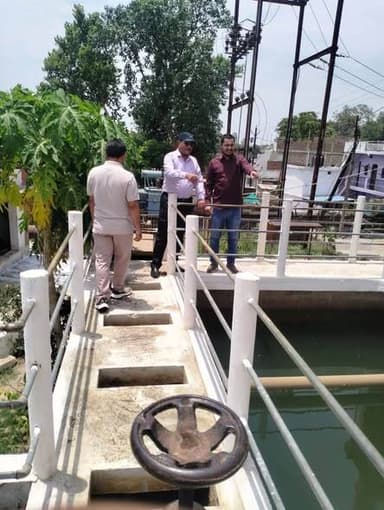 वाटर फिल्टर प्लांट का निरीक्षण, पेयजल आपूर्ति सुचारू रखने के निर्देश
कलेक्टर श्री राहुल नामदेव धोटे एवं मुख्य कार्यपालन अधिकारी जिला पंचायत श्री शाश्वत सिंह मीना के निर्देशानुसार पेयजल संबंधी संयंत्रों का निरीक्षण किया जा रहा है। इसी क्रम में परियोजना अधिकारी जिला शहरी विकास अभिकरण मंडला श्री संस्कार बावरिया द्वारा नगर के वार्ड क्रमांक 12 स्थित वाटर फिल्टर प्लांट का निरीक्षण किया गया।
निरीक्षण के दौरान उन्होंने जल शुद्धिकरण की विभिन्न प्रक्रियाओं का बारीकी से अवलोकन किया तथा संयंत्र परिसर में साफ-सफाई बनाए रखने के निर्देश दिए। साथ ही शहर में सुबह एवं शाम दो समय होने वाली पेयजल आपूर्ति की स्थिति की जानकारी ली गई।
श्री बावरिया ने अधिकारियों को निर्देशित किया कि आगामी ग्रीष्म ऋतु की समाप्ति तक नागरिकों को नियमित एवं सुचारू रूप से पेयजल उपलब्ध कराया जाए तथा जल आपूर्ति व्यवस्था में किसी प्रकार की बाधा न आने पाए। निरीक्षण के दौरान मुख्य नगर पालिका अधिकारी एवं उपयंत्री भी उपस्थित रहे।
Jansampark Madhya Pradesh
CM Madhya Pradesh
#mandla
Department of Urban Development & Housing MP