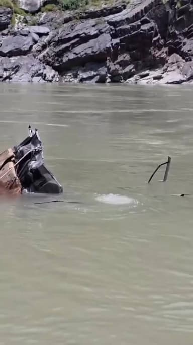देवप्रयाग वाहन दुर्घटना अपडेट
देवप्रयाग क्षेत्र में हुई दुर्भाग्यपूर्ण वाहन दुर्घटना के उपरांत नदी में लापता व्यक्तियों की तलाश हेतु #UttarakhandPolice SDRF की विशेषज्ञ 'डीप डाइविंग टीम' द्वारा निरंतर सर्च अभियान चलाया जा रहा है।
तेज बहाव और गहरे जलक्षेत्र की चुनौतियों के बीच जांबाज गोताखोरों द्वारा संभावित स्थानों पर सघन खोजबीन जारी है।