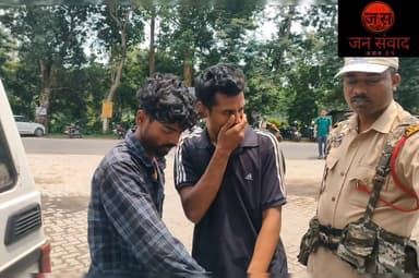 #बिश्वनाथ में जघन्य घटना*
15 साल की लड़की का गैंगरेप!
बिश्वनाथ चारियाली सदर थाना क्षेत्र के दक्षिण में स्थित एक गांव में 15 साल की एक लड़की का गैंगरेप किया गया।
पीड़िता के परिवार ने आरोप लगाया कि ज़ियाबुर इस्लाम, आसिकुल अली, जमील हक, सैफुल हुसैन और जमुर उद्दीन नाम के पाँच युवकों ने लड़की को उसके घर से बहला-फुसलाकर बाहर बुलाया और एक गाड़ी में उसके साथ यह घिनौना अपराध किया। बाद में वे उसे घर के आँगन में छोड़कर भाग गए।
पीड़िता के परिवार ने बिश्वनाथ चारियाली सदर पुलिस स्टेशन में शिकायत दर्ज कराई। बिश्वनाथ पुलिस ने अभियान चलाकर पाँच आरोपियों को गिरफ्तार कर लिया।
पाँचों आरोपियों को बिश्वनाथ जिला न्यायिक न्यायालय में पेश किया। न्यायालय ने उन्हें जेल भेज दिया।
SOT:पीड़िता की माँ न्याय के लिए संघर्ष कर रही हैं। माँ ने दोषियों के लिए कड़ी सज़ा और मौत की सज़ा की माँग की है।
#highlight