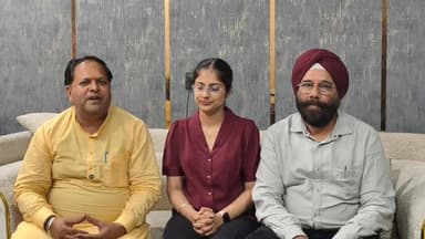 #पीसीएस टॉपर जसमीत कौर को किया सम्मानित,प्रदेश में पहला स्थान हासिल कर जसमीत ने बढ़ाया शहर और जिले का गौरवः विकास शर्मा
उत्तराखंड लोक सेवा आयोग की पीसीएस परीक्षा में प्रदेश में प्रथम स्थान हासिल कर रुद्रपुर का नाम रोशन करने वाली जसमीत कौर पाहवा को महापौर विकास शर्मा ने उनके आवास पर पहुंचकर सम्मानित किया। महापौर ने वसुंधरा पॉम हाउस कॉलोनी जाफरपुर स्थित उनके निवास पर पहुंचकर जसमीत कौर के साथ ही उनके पिता जसवंत सिंह पाहवा, माता मनप्रीत कौर एवं पूरे परिवार को इस ऐतिहासिक उपलब्धि के लिए बधाई और शुभकामनाएं दीं।
इस अवसर पर महापौर विकास शर्मा ने कहा कि जसमीत कौर ने पीसीएस परीक्षा में पूरे उत्तराखंड में शीर्ष स्थान प्राप्त कर न केवल अपने परिवार, बल्कि रुद्रपुर शहर और पूरे जनपद का गौरव बढ़ाया है। उन्होंने कहा कि यह रुद्रपुर के लिए ऐतिहासिक और गौरवपूर्ण क्षण है, क्योंकि शहर की किसी बेटी ने पहली बार पीसीएस परीक्षा में प्रदेश स्तर पर प्रथम स्थान हासिल किया है।
महापौर ने कहा कि जसमीत कौर की सफलता इस बात का प्रमाण है कि मजबूत इच्छाशक्ति, निरंतर प्रयास और मेहनत से कोई भी लक्ष्य असंभव नहीं है। जसमीत पहले से ही बागेश्वर में समाज कल्याण अधिकारी के रूप में सम्मानजनक पद पर सेवाएं दे रही थीं, लेकिन उन्होंने अपने सपनों की उड़ान को रुकने नहीं दिया और लगातार मेहनत कर यह बड़ा मुकाम हासिल किया। उन्होंने कहा कि जसमीत की यह उपलब्धि सिविल सेवा की तैयारी कर रहे युवाओं के लिए नई ऊर्जा और प्रेरणा का काम करेगी। महापौर ने जसमीत को उज्ज्वल भविष्य की शुभकामनाएं देते हुए कहा कि वह एक संवेदनशील और जनसेवा के लिए समर्पित अधिकारी के रूप में कार्य कर प्रदेश की सेवा करें।
इस दौरान जसमीत कौर के पिता जसवंत सिंह पाहवा ने कहा कि बच्चों की सफलता से माता-पिता का सिर गर्व से ऊंचा हो जाता है। उन्होंने कहा कि जब माता-पिता को उनके बच्चों की उपलब्धियों से पहचान मिलने लगे, तो उससे बड़ी खुशी कोई नहीं हो सकती। उन्होंने कहा कि परिवार ने जो संस्कार और मेहनत की राह दिखाई थी, आज बच्चे अपनी लगन और परिश्रम से उसे और आगे बढ़ा रहे हैं। यह पूरे परिवार के साथ-साथ शहर के लिए भी सम्मान की बात है। उन्होंने कहा कि जसमीत की उपलब्धि सिर्फ उनके परिवार की सफलता नहीं है, बल्कि यह पूरे रुद्रपुर की उपलब्धि है। इससे प्रेरणा लेकर अन्य युवा भी बड़े लक्ष्य निर्धारित कर उन्हें हासिल करने के लिए आगे बढ़ेंगे।
पीसीएस टॉपर जसमीत कौर ने सम्मान और शुभकामनाओं के लिए आभार व्यक्त करते हुए कहा कि जब मेहनत को समाज का प्रोत्साहन मिलता है तो आगे बढ़ने की प्रेरणा और बढ़ जाती है। उन्होंने कहा कि जो युवा प्रशासनिक सेवा में आना चाहते हैं, उन्हें पूरे जुनून, धैर्य और लगन के साथ तैयारी करनी चाहिए। ईमानदार प्रयास और लगातार मेहनत करने वालों को सफलता अवश्य मिलती है। जसमीत ने अपनी सफलता का श्रेय माता-पिता के आशीर्वाद, परिवार के सहयोग और ईश्वर की कृपा को दिया। उन्होंने शुभकामनाएं देने वाले सभी लोगों का आभार भी जताया।
इस अवसर पर महापौर विकास शर्मा के साथ गुरमीत सिंह, पारस चुघ, चिराग कालरा, गौरव सहित अन्य लोग मौजूद रहे।