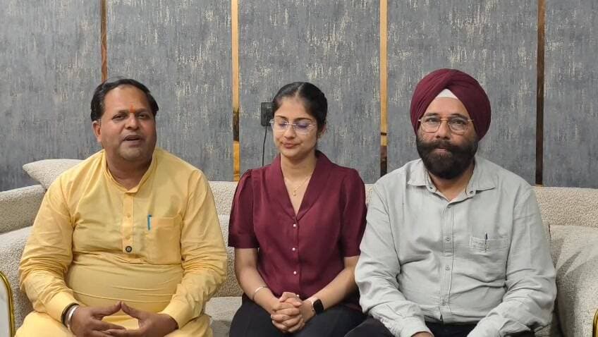#पीसीएस टॉपर जसमीत कौर को किया सम्मानित,प्रदेश में पहला स्थान हासिल कर जसमीत ने बढ़ाया शहर और जिले का गौरवः विकास शर्मा
उत्तराखंड लोक सेवा आयोग की पीसीएस परीक्षा में प्रदेश में प्रथम स्थान हासिल कर रुद्रपुर का नाम रोशन करने वाली जसमीत कौर पाहवा को महापौर विकास शर्मा ने उनके आवास पर पहुंचकर सम्मानित किया। महापौर ने वसुंधरा पॉम हाउस कॉलोनी जाफरपुर स्थित उनके निवास पर पहुंचकर जसमीत कौर के साथ ही उनके पिता जसवंत सिंह पाहवा, माता मनप्रीत कौर एवं पूरे परिवार को इस ऐतिहासिक उपलब्धि के लिए बधाई और शुभकामनाएं दीं।
इस अवसर पर महापौर विकास शर्मा ने कहा कि जसमीत कौर ने पीसीएस परीक्षा में पूरे उत्तराखंड में शीर्ष स्थान प्राप्त कर न केवल अपने परिवार, बल्कि रुद्रपुर शहर और पूरे जनपद का गौरव बढ़ाया है। उन्होंने कहा कि यह रुद्रपुर के लिए ऐतिहासिक और गौरवपूर्ण क्षण है, क्योंकि शहर की किसी बेटी ने पहली बार पीसीएस परीक्षा में प्रदेश स्तर पर प्रथम स्थान हासिल किया है।
महापौर ने कहा कि जसमीत कौर की सफलता इस बात का प्रमाण है कि मजबूत इच्छाशक्ति, निरंतर प्रयास और मेहनत से कोई भी लक्ष्य असंभव नहीं है। जसमीत पहले से ही बागेश्वर में समाज कल्याण अधिकारी के रूप में सम्मानजनक पद पर सेवाएं दे रही थीं, लेकिन उन्होंने अपने सपनों की उड़ान को रुकने नहीं दिया और लगातार मेहनत कर यह बड़ा मुकाम हासिल किया। उन्होंने कहा कि जसमीत की यह उपलब्धि सिविल सेवा की तैयारी कर रहे युवाओं के लिए नई ऊर्जा और प्रेरणा का काम करेगी। महापौर ने जसमीत को उज्ज्वल भविष्य की शुभकामनाएं देते हुए कहा कि वह एक संवेदनशील और जनसेवा के लिए समर्पित अधिकारी के रूप में कार्य कर प्रदेश की सेवा करें।
इस दौरान जसमीत कौर के पिता जसवंत सिंह पाहवा ने कहा कि बच्चों की सफलता से माता-पिता का सिर गर्व से ऊंचा हो जाता है। उन्होंने कहा कि जब माता-पिता को उनके बच्चों की उपलब्धियों से पहचान मिलने लगे, तो उससे बड़ी खुशी कोई नहीं हो सकती। उन्होंने कहा कि परिवार ने जो संस्कार और मेहनत की राह दिखाई थी, आज बच्चे अपनी लगन और परिश्रम से उसे और आगे बढ़ा रहे हैं। यह पूरे परिवार के साथ-साथ शहर के लिए भी सम्मान की बात है। उन्होंने कहा कि जसमीत की उपलब्धि सिर्फ उनके परिवार की सफलता नहीं है, बल्कि यह पूरे रुद्रपुर की उपलब्धि है। इससे प्रेरणा लेकर अन्य युवा भी बड़े लक्ष्य निर्धारित कर उन्हें हासिल करने के लिए आगे बढ़ेंगे।
पीसीएस टॉपर जसमीत कौर ने सम्मान और शुभकामनाओं के लिए आभार व्यक्त करते हुए कहा कि जब मेहनत को समाज का प्रोत्साहन मिलता है तो आगे बढ़ने की प्रेरणा और बढ़ जाती है। उन्होंने कहा कि जो युवा प्रशासनिक सेवा में आना चाहते हैं, उन्हें पूरे जुनून, धैर्य और लगन के साथ तैयारी करनी चाहिए। ईमानदार प्रयास और लगातार मेहनत करने वालों को सफलता अवश्य मिलती है। जसमीत ने अपनी सफलता का श्रेय माता-पिता के आशीर्वाद, परिवार के सहयोग और ईश्वर की कृपा को दिया। उन्होंने शुभकामनाएं देने वाले सभी लोगों का आभार भी जताया।
इस अवसर पर महापौर विकास शर्मा के साथ गुरमीत सिंह, पारस चुघ, चिराग कालरा, गौरव सहित अन्य लोग मौजूद रहे।