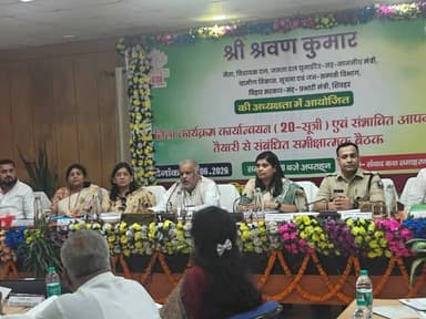 📢 शिवहर जिला: संभावित बाढ़ एवं सुखाड़ से निपटने के लिए जिला प्रशासन मुस्तैद!
आज समाहरणालय सभाकक्ष में माननीय प्रभारी मंत्री श्री श्रवण कुमार (ग्रामीण विकास एवं सूचना व जन-संपर्क मंत्री, बिहार सरकार) की अध्यक्षता में आगामी मानसून के मद्देनजर एक उच्च स्तरीय समीक्षा बैठक संपन्न हुई। बैठक में जिलाधिकारी और पुलिस अधीक्षक सहित सभी संबंधित विभागों के अधिकारी मौजूद रहे।
माननीय मंत्री जी ने 'शून्य जनहानि' (Zero Casualty) के संकल्प के साथ 11 सूत्री एजेंडों पर तैयारियों की बिंदुवार समीक्षा की और निम्नलिखित कड़े निर्देश दिए:
🌊 तटबंधों की सुरक्षा: बागमती नदी सहित सभी संवेदनशील तटबंधों और स्परों का मरम्मत कार्य बाढ़ अवधि से पहले हर हाल में पूरा करें।
📞 कंट्रोल रूम: जिला एवं प्रखंड स्तर पर 24 घंटे कार्यरत रहने वाले 'बाढ़ नियंत्रण कक्ष' की स्थापना हो।
⛵ राहत व बचाव: नावों का समय पर सरकारी निबंधन, नाविकों का चयन और पर्याप्त पॉलीथिन शीट्स व सूखा राशन का अग्रिम भंडारण सुनिश्चित हो।
🏥 स्वास्थ्य एवं पेयजल: जीवन रक्षक दवाएं, एंटी-वेनम, शुद्ध पेयजल और खराब चापाकलों की मरम्मत का कार्य तुरंत किया जाए।
🌾 सुखाड़ से निपटने की तैयारी: कम वर्षा की स्थिति के लिए कृषि विभाग 'आकस्मिक कृषि योजना' (Contingency Crop Plan) तैयार रखे। नहरों की उड़ाही हो और सिंचाई के लिए निर्बाध बिजली मिले।
🐾 पशुधन सुरक्षा: बाढ़ के समय मवेशियों के लिए सुरक्षित शरणस्थल, टीका और चारे का मुकम्मल प्रबंध हो।
💬 माननीय प्रभारी मंत्री का संदेश:
"हमारी प्राथमिकता हर नागरिक की सुरक्षा है। अधिकारी कागजी दावों के बजाय धरातल पर उतरकर काम करें। लापरवाही किसी भी स्तर पर बर्दाश्त नहीं की जाएगी।"
#Sheohar #DisasterManagement #BiharGovernment #MonsoonReady #FloodPreparedness