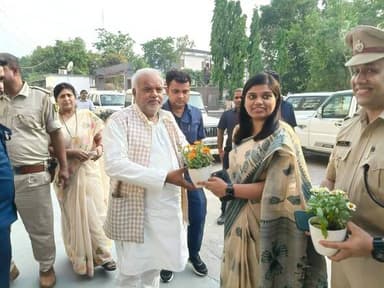 📢 शिवहर: प्रभारी मंत्री श्री श्रवण कुमार की अध्यक्षता में जिला कार्यक्रम कार्यान्वयन समिति की समीक्षा बैठक संपन्न।
📆 दिनांक: 02 जून 2026
📍 स्थान: समाहरणालय संवाद कक्ष, शिवहर
आज शिवहर जिले के माननीय प्रभारी मंत्री (ग्रामीण विकास एवं सूचना एवं जन-संपर्क विभाग) श्री श्रवण कुमार की अध्यक्षता में एक उच्चस्तरीय बैठक आयोजित की गई। इस बैठक में माननीया सांसद श्रीमती लवली आनंद, माननीय विधायक (बेलसंड) श्री अमित कुमार सहित कई गणमान्य जनप्रतिनिधि और वरिष्ठ अधिकारी उपस्थित रहे।
🔹 बैठक की मुख्य बातें:
27 विभागों की समीक्षा: शिक्षा, स्वास्थ्य, राजस्व, कल्याण, PHED, विद्युत और ग्रामीण कार्य सहित कुल 27 विभागों के विकास कार्यों की बिंदुवार समीक्षा की गई।
समय-सीमा में काम का निर्देश: प्रभारी मंत्री ने जिला पदाधिकारी श्रीमती प्रतिभा रानी (IAS) और पुलिस अधीक्षक श्री शुभांक मिश्रा (IPS) के माध्यम से सभी अधिकारियों को जनहित के कार्यों को समय सीमा के भीतर पूरा करने का सख्त निर्देश दिया।
"सरकार की योजनाओं का लाभ धरातल पर हर आम नागरिक तक पहुँचना चाहिए। कार्यों में किसी भी प्रकार की शिथिलता बर्दाश्त नहीं की जाएगी।"
— श्री श्रवण कुमार, माननीय प्रभारी मंत्री
बैठक में जिला परिषद अध्यक्ष श्री विजय कुमार सिंह, नगर परिषद सभापति श्री राजन नंदन सिंह, विधायक श्री बंशीधर ब्रजवाशी, विधान परिषद सदस्य श्रीमती रेखा कुमारी, अपर समाहर्त्ता श्री मेधावी सहित जिले के तमाम वरिष्ठ अधिकारी और जनप्रतिनिधि मौजूद रहे।
#Shivhar #BiharGovernment #Development #ReviewMeeting #PublicWelfare #ShivharUpdate