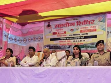 माननीय मंत्री, ग्रामीण विकास एवं सूचना एवं जन-संपर्क विभाग, बिहार सरकार श्री श्रवण कुमार एवं सांसद, शिवहर श्रीमती लवली आनंद की गरिमामय उपस्थिति में शिवहर ज़िला अंतर्गत विभिन्न पंचायतों में आयोजित "सहयोग शिविर"।