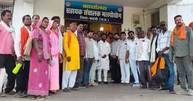 *मछुआ सम्मेलन में आधुनिक तकनीकों पर जोर, आय बढ़ाने के दिए गए सुझाव*
*कटनी — मछुआ समुदाय की आय में वृद्धि और मत्स्य उत्पादन को बढ़ावा देने के उद्देश्य से सहायक संचालक मत्स्य उद्योग कार्यालय, कटनी में मछुआ सम्मेलन एवं प्रशिक्षण कार्यक्रम का आयोजन किया गया। कार्यक्रम की अध्यक्षता मछुआ प्रकोष्ठ के प्रदेश अध्यक्ष श्री श्याम निषाद ने की। इस अवसर पर जिले के सभी विकासखंडों की मछुआ सहकारी समितियों के अध्यक्ष एवं सचिव उपस्थित रहे।
सम्मेलन को संबोधित करते हुए श्री निषाद ने मछुआ समुदाय से जुड़ी विभिन्न महत्वपूर्ण समस्याओं और मुद्दों पर चर्चा की तथा उनके समाधान के लिए संबंधित विभागों को आवश्यक दिशा-निर्देश दिए।
कार्यक्रम में सहायक संचालक मत्स्य उद्योग श्री आशीष नायक ने नवीन एकीकृत मत्स्य उद्योग नीति 2026 के तहत जलाशयों में केज कल्चर की स्थापना, ग्रामीण तालाबों में वैज्ञानिक मत्स्य पालन एवं जल प्रबंधन से संबंधित विस्तृत प्रशिक्षण दिया। उन्होंने आधुनिक तकनीकों को अपनाकर उत्पादन बढ़ाने और बेहतर आय प्राप्त करने पर जोर दिया।
कृषि विभाग की डिप्टी डायरेक्टर आत्मा सुश्री रजनी चौहान ने नवाचार के रूप में “धान सह मछली पालन” तकनीक की जानकारी दी। उन्होंने बताया कि इस पद्धति से किसान एक ही खेत में धान के साथ मछली पालन कर अतिरिक्त आय अर्जित कर सकते हैं।
सम्मेलन के दौरान मत्स्य कृषकों ने अपनी समस्याएं भी रखीं, जिनके निराकरण हेतु आवश्यक कार्रवाई का आश्वासन दिया गया।
कार्यक्रम में आदर्श मछुआ सहकारी समिति मर्यादित कटनी के अध्यक्ष श्री दीपक निषाद, बर्मन मछुआ सहकारी समिति छपरी कूड़ा के श्री प्रहलाद बर्मन, आदिवासी मछुआ सहकारी समिति जजनोडी के श्री हीरालाल, प्रगति मछुआ सहकारी समिति उमरियापान के श्री प्रेमलाल मांझी, अंबेडकर मछुआ सहकारी समिति गुरुजीकला के श्री सुखचैन एवं आदिवासी मछुआ सहकारी समिति दतला के श्री किशोरी सिंह सहित अन्य प्रतिनिधि मौजूद रहे।
इस अवसर पर मत्स्य निरीक्षक श्री देवेंद्र कुमार चक्रवर्ती, श्रीमती रुचि प्रजापति एवं सुश्री प्रियंका पटेल भी उपस्थित रहीं।
#JansamparkMP
#CMMadhyapradesh
@JansamparkMP
@CMMadhyapradesh
@fisheries_mp
@jbpcommissioner
#Katni #कटनी