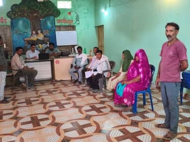 🔹पीएम किसान ई-केवायसी एवं अन्य सेवाओं हेतु तहसील स्लीमनाबाद और रीठी के गांवों में लगाये जा रहे विशेष कैंप*
🔹कटनी– पीएम किसान सम्मान निधि योजना के अंतर्गत पात्र किसानों का बायोमेट्रिक माध्यम से ई-केवायसी करने, फार्मर आईडी बनाने, वारसाना नामान्तरण (फौती) के मामलों का निपटारा करने और पीएम किसान योजना के तहत छूटे हुए कृषकों का नया पंजीयन करने के लिए कलेक्टर श्री आशीष तिवारी के निर्देश पर तहसील स्लीमनाबाद और रीठी के अंतर्गत ग्राम पंचायतों में विशेष कैंप आयोजित किये जा रहे हैं।
इन कैंपों के सफल संचालन के लिए राजस्व निरीक्षकों को दल प्रभारी बनाया गया है, जबकि कृषि विस्तार अधिकारी, हल्का पटवारी, पंचायत सचिव, रोजगार सहायक और आंगनबाड़ी कार्यकर्ता दल के सदस्य के रूप में अपनी सेवाएँ देंगे।
शिविर के अंतर्गत प्रत्येक ग्राम में बी-1 का वाचन कर ग्रामीणों और कृषकों को एकत्रित किया जाएगा ताकि पीएम किसान योजना से जुड़ी समस्याओं, आधार एवं बैंक खाता लिंकिंग, सीएम हेल्पलाइन की लंबित शिकायतों और सस्पेक्टेड हितग्राहियों के सत्यापन का शत-प्रतिशत निराकरण किया जा सके। इन कैंपों की प्रगति की समीक्षा हर शनिवार शाम 5 बजे तहसील कार्यालय सभाकक्ष में की जाएगी।
*तहसील स्लीमनाबाद के अंतर्गत ग्राम पंचायतवार एवं तिथिवार कैंपों का विवरण*
तहसील स्लीमनाबद के अंतर्गत बुधवार 3 जून को गुगलई, पाली, भगनवारा, बंधी धूरी, साल्हेभार, अमोंच, सिहुडी, घुघरी, छितवारा, लखनवारा, खम्हरिया, खुडावल, सलैयाफाटक, कारीपाथर, जजनगरा, बिजैया, बडखेरा, बनहरी, पौनिया और पिपरिया हल्का या ग्राम पंचायतों में शिविर का आयोजन किया गया है।
इसी प्रकार शुक्रवार 5 जून को हल्का या ग्राम पंचायत सल्हना, सुनाई, छीतापहाडी, तिलहरी, डुगरिया, हरदुवा, देवरीभार, नैगवां, संसारपुर, मढाना, चपुहला, झिरिया, पौड़ी और नवलिया में कैंपों का आयोजन किया जाएगा।
जबकि शनिवार 6 जून को हल्का या ग्राम पंचायत गुडियापुरा, खिरहनी, देवरी, पडवार, भेडा, सलैयाप्यासी, लिंगरी, रितुवा, डहुली, घुन्सा, टिकरिया, अमेहटा और भितरीगढ में कैंप लगाकर किसानों की समस्याओं का निराकरण किया जाएगा।
#JansamparkMP
#CMMadhyapradesh
@JansamparkMP
@CMMadhyapradesh
@minmpkrishi
@Aidalsinghsbjp
@jbpcommissioner
#Katni #कटनी