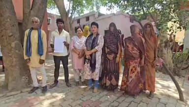 🔴 पुस्तैनी हैंडपंप को लेकर ग्रामीणों ने डीएम से लगाई गुहार
🔴 सरकारी हैंडपंप बताकर उत्पीड़न का आरोप, रिबोरिंग में भ्रष्टाचार की शिकायत
🔴 जांच के बाद भी कार्रवाई न होने से ग्रामीणों में नाराजगी
📰 रिपोर्ट यूपी हेड नागेंद्र पांडये
उत्तर प्रदेश के फतेहपुर जनपद में एक बार फिर ग्रामीण स्तर पर विकास कार्यों में कथित अनियमितताओं और जल संसाधनों को लेकर विवाद का मामला सामने आया है। मदारियापुर मजरे केवई गांव के ग्रामीणों ने जिलाधिकारी को शिकायती पत्र सौंपकर आरोप लगाया है कि उनके पुस्तैनी हैंडपंप को सरकारी हैंडपंप बताकर उन्हें परेशान किया जा रहा है। साथ ही ग्राम पंचायत स्तर पर कथित भ्रष्टाचार और फर्जी भुगतान के आरोप भी लगाए गए हैं। जिलाधिकारी ने मामले को गंभीरता से लेते हुए जांच के निर्देश दिए हैं।
🟥 जिलाधिकारी कार्यालय पहुंचे ग्रामीण, सुनाई अपनी पीड़ा
फतेहपुर। मदारियापुर मजरे केवई गांव से आए ग्रामीणों ने जिलाधिकारी को प्रार्थना पत्र देकर आरोप लगाया कि गांव में स्थित उनका पुस्तैनी हैंडपंप कुछ दबंगों द्वारा सरकारी हैंडपंप बताया जा रहा है। ग्रामीणों का कहना है कि इसी आधार पर उन्हें और उनके परिवार को लगातार प्रताड़ित किया जा रहा है।
ग्रामीणों ने आरोप लगाया कि हैंडपंप पर उनके पारिवारिक अधिकार को लेकर विवाद खड़ा किया जा रहा है और उन्हें पेयजल के उपयोग से भी वंचित करने का प्रयास किया जा रहा है।
🟥 रिबोरिंग के नाम पर फर्जी भुगतान का आरोप
शिकायतकर्ताओं का कहना है कि ग्राम प्रधान द्वारा उक्त हैंडपंप की रिबोरिंग दर्शाकर लगभग ₹50,500 का भुगतान निकाला गया। ग्रामीणों का आरोप है कि यह भुगतान फर्जी तरीके से किया गया और वास्तविक कार्य नहीं कराया गया।
ग्रामीणों ने दावा किया कि मामले की जांच पूर्व में भी हुई थी, लेकिन आज तक दोषियों के विरुद्ध कोई प्रभावी कार्रवाई नहीं की गई, जिससे लोगों में नाराजगी बढ़ती जा रही है।
🟥 पीने के पानी को लेकर बढ़ा विवाद
ग्रामीणों का कहना है कि हैंडपंप को सरकारी संपत्ति घोषित करने के प्रयास के चलते उनके परिवार के सामने पेयजल का संकट उत्पन्न हो रहा है। उनका आरोप है कि कुछ प्रभावशाली लोग दबाव बनाकर हैंडपंप पर कब्जा करने की कोशिश कर रहे हैं।
स्थानीय लोगों ने प्रशासन से निष्पक्ष जांच कर वास्तविक स्थिति स्पष्ट करने और दोषियों के खिलाफ कार्रवाई की मांग की है।
🟥 डीएम ने दिए जांच के निर्देश
जिलाधिकारी ने शिकायत को गंभीरता से लेते हुए संबंधित अधिकारियों की जांच टीम गठित कर मामले की विस्तृत जांच कराने का आश्वासन दिया है। प्रशासन का कहना है कि जांच रिपोर्ट प्राप्त होने के बाद नियमानुसार आवश्यक कार्रवाई की जाएगी।
🟥 वायरल फैक्ट
गांव में हैंडपंप स्वामित्व और कथित भ्रष्टाचार को लेकर उठे सवाल अब स्थानीय स्तर पर चर्चा का विषय बन गए हैं। ग्रामीणों का कहना है कि यदि जांच रिपोर्ट सार्वजनिक की जाए तो पूरे मामले की वास्तविकता सामने आ सकती है। वहीं लोग पारदर्शी जांच और जिम्मेदार अधिकारियों पर कार्रवाई की मांग कर रहे हैं।
मदारियापुर मजरे केवई गांव का यह मामला केवल एक हैंडपंप विवाद तक सीमित नहीं है, बल्कि ग्रामीण क्षेत्रों में विकास कार्यों की पारदर्शिता, सार्वजनिक संसाधनों के उपयोग और प्रशासनिक जवाबदेही से भी जुड़ा हुआ है। अब सभी की निगाहें प्रशासनिक जांच पर टिकी हैं कि जांच में क्या तथ्य सामने आते हैं और शिकायतकर्ताओं को न्याय कब तक मिल पाता है।
📢 ND NEWS की अपील
✅ ग्रामीण क्षेत्रों में पेयजल संसाधनों से जुड़े विवादों का शांतिपूर्ण एवं कानूनी समाधान किया जाए।
✅ विकास कार्यों में पारदर्शिता सुनिश्चित करने के लिए सभी भुगतान एवं कार्यों का सामाजिक ऑडिट कराया जाए।
✅ग्राम पंचायतों में होने वाले निर्माण एवं मरम्मत कार्यों की नियमित निगरानी की जाए।
✅किसी भी सार्वजनिक धन के दुरुपयोग की शिकायत मिलने पर समयबद्ध जांच एवं कार्रवाई सुनिश्चित की जाए।
👇👇👇
#NDNews
#Madariyapur
#KewaiVillage
#HandpumpDispute
#RuralCorruption
#GramPanchayat
#DMFatehpur
#WaterRights
#BreakingNews
#NDNewsChannel
👇👇
🟥 ND NEWS | दैनिक निष्पक्ष धारा
मुख्य संपादक / संस्थापक: राजन सिंह हाड़ा
सह-संपादक: शालिनी सिंह भदौरिया
📅 दिनांक: 02 जून 2026
📞 मोबाइल: 9696119696
👇👇
@dgpup
@RSSorg
@UPGovt
@wpl1090
@RSSgeet
@Uppolice
@MIB_India
@PMOIndia
@HMOIndia
@abmanglik
@VHPDigital
@igrangealld
@myogioffice
@InfoDeptUP
@dmfatehpur
@sdmsadarftp
@CMOfficeUP
@CMOUP_RC
@ChiefSecyUP
@ChiefSecyUP
@MahantYogiG
@FatehpurSdm
@fatehpurpolice
@BajrangDalOrg
@112UttarPradesh
@myogiadityanath
@CommissionerPrg
@ADGZonPrayagraj
@DDNewslive
@jansunwai_up
@uppanchayatiraj