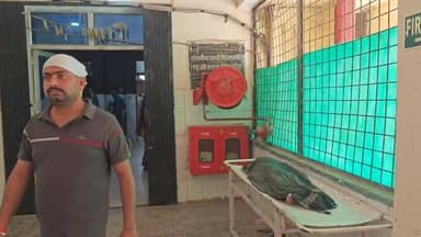 🔴 घरेलू विवाद के बाद दर्दनाक घटना, मां ने दो मासूम बच्चों संग खाया जहरीला पदार्थ
🔴 फतेहपुर के धौरहरा गांव में एक बच्चे की मौत, मां और दूसरा बेटा गंभीर हालत में रेफर
🔴 पारिवारिक कलह ने उजाड़ा परिवार, पूरे क्षेत्र में शोक और चिंता का माहौल
📰 रिपोर्ट यूपी हेड नागेंद्र पांडये
उत्तर प्रदेश के फतेहपुर जनपद से एक बेहद दुखद और संवेदनशील मामला सामने आया है, जहां कथित घरेलू विवाद के बाद एक महिला ने अपने दो मासूम बच्चों के साथ जहरीला पदार्थ खा लिया। इस घटना में चार वर्षीय बच्चे की मौत हो गई, जबकि महिला और उसका एक वर्षीय पुत्र गंभीर हालत में अस्पताल में भर्ती कराए गए हैं। घटना के बाद पूरे क्षेत्र में शोक का माहौल है तथा पुलिस एवं स्वास्थ्य विभाग मामले की जांच में जुटा हुआ है।
🟥 घरेलू विवाद के बाद उठाया आत्मघाती कदम
फतेहपुर। जाफरगंज थाना क्षेत्र के धौरहरा गांव में सोमवार को उस समय हड़कंप मच गया जब गांव की रहने वाली राजरानी (30 वर्ष), पत्नी रज्जन, ने कथित रूप से घरेलू विवाद के बाद जहरीला पदार्थ खा लिया। बताया जा रहा है कि महिला ने अपने दो पुत्रों—छोटू (4 वर्ष) एवं सौरभ (1 वर्ष)—को भी जहरीला पदार्थ दे दिया।
ग्रामीणों को जैसे ही घटना की जानकारी मिली, आनन-फानन में तीनों को उपचार के लिए सामुदायिक स्वास्थ्य केंद्र बिंदकी पहुंचाया गया।
🟥 चार वर्षीय मासूम की मौत से मचा कोहराम
अस्पताल पहुंचने पर चिकित्सकों ने चार वर्षीय मासूम छोटू को मृत घोषित कर दिया। बच्चे की मौत की खबर मिलते ही परिवार और गांव में मातम छा गया।
वहीं महिला राजरानी और उसका एक वर्षीय पुत्र सौरभ गंभीर अवस्था में पाए गए, जिन्हें प्राथमिक उपचार के बाद बेहतर इलाज के लिए मेडिकल कॉलेज फतेहपुर रेफर कर दिया गया।
🟥 पुलिस और स्वास्थ्य विभाग जुटा जांच में
घटना की सूचना मिलने के बाद स्थानीय पुलिस भी सक्रिय हो गई। प्रारंभिक जानकारी में घरेलू विवाद को घटना का कारण बताया जा रहा है, हालांकि पुलिस सभी पहलुओं की जांच कर रही है।
अधिकारियों का कहना है कि घटना के वास्तविक कारणों की पुष्टि जांच और परिवार के अन्य सदस्यों के बयान दर्ज होने के बाद ही हो सकेगी।
🟥 वायरल फैक्ट और सामाजिक चिंता
घटना के बाद क्षेत्र में मानसिक तनाव, पारिवारिक विवाद और घरेलू कलह जैसे मुद्दों पर चर्चा शुरू हो गई है। सामाजिक कार्यकर्ताओं का कहना है कि पारिवारिक समस्याओं का समाधान संवाद और सामाजिक सहयोग के माध्यम से किया जाना चाहिए।
विशेषज्ञों के अनुसार घरेलू विवादों के दौरान भावनात्मक आवेश में लिया गया कोई भी कठोर कदम पूरे परिवार को गहरे संकट में डाल सकता है।
धौरहरा गांव की यह घटना केवल एक पारिवारिक त्रासदी नहीं बल्कि समाज के सामने एक गंभीर चेतावनी भी है। एक मासूम की मौत और दो जिंदगियों का जीवन-मृत्यु के बीच संघर्ष इस बात की याद दिलाता है कि घरेलू विवादों का समाधान संवाद, समझदारी और सामाजिक सहयोग से ही संभव है। पुलिस जांच जारी है और पूरे मामले की सच्चाई सामने आने का इंतजार किया जा रहा है।
📢 ND NEWS की अपील
✅ घरेलू विवादों को बातचीत और सामाजिक सहयोग से सुलझाने का प्रयास करें।
✅ मानसिक तनाव या पारिवारिक संकट की स्थिति में परिजनों, समाजसेवियों या विशेषज्ञों की मदद लें।
✅ बच्चों को किसी भी परिस्थिति में विवादों का हिस्सा न बनने दें।
✅ ग्राम स्तर पर परिवार परामर्श एवं जागरूकता कार्यक्रमों को बढ़ावा दिया जाए।
✅ प्रशासन और स्वास्थ्य विभाग संवेदनशील मामलों में त्वरित सहायता एवं परामर्श सेवाएं उपलब्ध कराएं।
✅ समाज को ऐसे मामलों में संवेदनशीलता दिखाते हुए पीड़ित परिवार की सहायता के लिए आगे आना चाहिए।
👇👇
#NDNews
#दैनिक_निष्पक्ष_धारा
#FatehpurNews
#Jafarganj
#DhaurharaVillage
#BreakingNews
#FamilyDispute
#ChildDeath
#UPPolice
#FatehpurPolice
#MedicalCollegeFatehpur
#NDNewsChannel
👇👇
🟥 ND NEWS | दैनिक निष्पक्ष धारा
मुख्य संपादक / संस्थापक: राजन सिंह हाड़ा
सह-संपादक: शालिनी सिंह भदौरिया
📍 कार्यालय: 1/1 अटल बिहारी चौराहा, नियर बर्मा चौराहा, फतेहपुर
📅 दिनांक: 02 जून 2026
📆 दिन: मंगलवार
📧 Email: ndnewschannel@gmail.com
📞 मोबाइल: 9696119696
👇👇
@dgpup
@RSSorg
@UPGovt
@wpl1090
@RSSgeet
@Uppolice
@MIB_India
@PMOIndia
@HMOIndia
@abmanglik
@VHPDigital
@igrangealld
@myogioffice
@InfoDeptUP
@dmfatehpur
@sdmsadarftp
@CMOfficeUP
@CMOUP_RC
@UPPRD1948
@ChiefSecyUP
@ChiefSecyUP
@MahantYogiG
@FatehpurSdm
@fatehpurpolice
@BajrangDalOrg
@112UttarPradesh
@myogiadityanath
@CommissionerPrg
@ADGZonPrayagraj