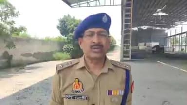 🔴 बुलंदशहर में लापता युवक का शव नाले से बरामद, परिवार ने उठाए पुलिस कार्रवाई पर सवाल
🔴 ई-रिक्शा चालक विपिन की संदिग्ध मौत से क्षेत्र में सनसनी, जांच में जुटी पुलिस
🔴 गुमशुदगी के बाद मिली लाश, हत्या या हादसा? हर पहलू से जांच जारी
📰 रिपोर्ट यूपी हेड नागेंद्र पांडयें
उत्तर प्रदेश के बुलंदशहर जनपद में एक लापता युवक का शव नाले से बरामद होने के बाद क्षेत्र में सनसनी फैल गई है। मृतक की पहचान सिकन्द्राबाद क्षेत्र निवासी विपिन के रूप में हुई है, जो ई-रिक्शा चलाकर अपने परिवार का भरण-पोषण करता था। परिजनों का आरोप है कि युवक के लापता होने के बाद शिकायत किए जाने के बावजूद मामले को गंभीरता से नहीं लिया गया। वहीं पुलिस का कहना है कि गुमशुदगी दर्ज कर जांच की जा रही थी और अब मामले के सभी पहलुओं की गहन पड़ताल की जा रही है।
🟥 तीन दिन से लापता था युवक, नाले से मिला शव
बुलंदशहर। सिकन्द्राबाद से चोला मार्ग पर स्थित एक बंद फैक्ट्री के पास बह रहे नाले में एक युवक का शव मिलने से हड़कंप मच गया। सूचना मिलते ही पुलिस मौके पर पहुंची और शव को नाले से बाहर निकलवाया।
पुलिस के अनुसार मृतक की पहचान सलेमपुर कायस्थ निवासी विपिन के रूप में हुई। बताया जा रहा है कि विपिन ई-रिक्शा चालक था और इसी से अपने परिवार की आजीविका चलाता था।
🟥 परिजनों ने लगाए गंभीर आरोप
मृतक के परिवार का आरोप है कि विपिन को तीन दिन पहले कथित रूप से अगवा किया गया था और नामजद शिकायत भी की गई थी। परिजनों का कहना है कि यदि समय रहते प्रभावी कार्रवाई होती तो शायद युवक की जान बचाई जा सकती थी।
सोशल मीडिया पर वायरल हो रहे वीडियो में मृतक की बहन सपना अपने भाई के लिए न्याय की मांग करती दिखाई दे रही है। इस वीडियो के वायरल होने के बाद मामला चर्चा का विषय बन गया है।
🟥 पुलिस का पक्ष: गुमशुदगी दर्ज थी, जांच जारी थी
पुलिस के अनुसार गुमशुदगी की रिपोर्ट दर्ज कर जांच की जा रही थी। प्रारंभिक जानकारी में सामने आया है कि घटना वाले दिन विपिन अपनी दोनों बहनों एवं गांव की अन्य महिलाओं को एक फैक्ट्री तक छोड़ने गया था। इसके बाद वह वापस घर नहीं लौटा।
पुलिस का कहना है कि परिवार द्वारा एक व्यक्ति पर संदेह व्यक्त किया गया है, जिसे हिरासत में लेकर पूछताछ की जा रही है। अधिकारियों का कहना है कि हत्या, रंजिश, व्यक्तिगत विवाद और अन्य संभावित कारणों सहित सभी पहलुओं पर जांच जारी है।
🟥 एसएसपी ने दिए निष्पक्ष जांच के निर्देश
वरिष्ठ पुलिस अधीक्षक दिनेश कुमार सिंह ने बताया कि शव को पोस्टमार्टम के लिए भेज दिया गया है और मामले में वैधानिक कार्रवाई की जा रही है। पोस्टमार्टम रिपोर्ट तथा अन्य साक्ष्यों के आधार पर आगे की कार्रवाई की जाएगी।
पुलिस का कहना है कि जांच पूरी होने से पहले किसी निष्कर्ष पर पहुंचना उचित नहीं होगा।
🟥 वायरल फैक्ट
घटना के बाद सोशल मीडिया पर "लापरवाही से हुई मौत" और "समय रहते कार्रवाई होती तो बच सकती थी जान" जैसे दावे तेजी से वायरल हो रहे हैं। हालांकि इन दावों की पुष्टि जांच पूरी होने के बाद ही हो सकेगी। फिलहाल पुलिस और प्रशासन दोनों मामले की संवेदनशीलता को देखते हुए जांच में जुटे हैं।
बुलंदशहर का यह मामला एक बार फिर गुमशुदगी के मामलों में त्वरित कार्रवाई और प्रभावी जांच की आवश्यकता को रेखांकित करता है। विपिन की मौत किन परिस्थितियों में हुई, इसका स्पष्ट उत्तर जांच और पोस्टमार्टम रिपोर्ट के बाद ही सामने आएगा। फिलहाल पीड़ित परिवार न्याय की मांग कर रहा है और पुलिस सभी संभावित पहलुओं की पड़ताल में जुटी है।
📢 ND NEWS की अपील
✅ किसी व्यक्ति के लापता होने पर तत्काल पुलिस को सूचना दें और लिखित शिकायत अवश्य दर्ज कराएं।
✅ पुलिस प्रशासन गुमशुदगी और अपहरण जैसी गंभीर शिकायतों पर त्वरित एवं संवेदनशील कार्रवाई सुनिश्चित करे।
✅ अफवाहों और अपुष्ट जानकारियों को सोशल मीडिया पर प्रसारित करने से बचें।
✅ किसी भी संदिग्ध गतिविधि की सूचना तत्काल स्थानीय पुलिस और प्रशासन को दें।
👇👇👇
#NDNews
#दैनिक_निष्पक्ष_धारा
#BulandshahrNews
#Sikandrabad
#VipinCase
#MissingPersonCase
#BulandshahrPolice
#UPPolice
#DineshKumarSingh
#JusticeForVipin
#BreakingNews
#NDNewsChannel
👇👇
@dgpup
@Uppolice
@bulandshahrpol
@myogioffice
@CMOfficeUP
@ChiefSecyUP
@InfoDeptUP
@HomeDepttUP
@UPGovt
@PMOIndia
@HMOIndia
@jansunwai_up
👇👇
🟥 ND NEWS | दैनिक निष्पक्ष धारा
मुख्य संपादक / संस्थापक: राजन सिंह हाड़ा
सह-संपादक: शालिनी सिंह भदौरिया
📍 कार्यालय: 1/1 अटल बिहारी चौराहा, नियर बर्मा चौराहा, फतेहपुर
📅 दिनांक: 02 जून 2026
📆 दिन: मंगलवार
📧 Email: ndnewschannel@gmail.com
📞 मोबाइल: 9696119696