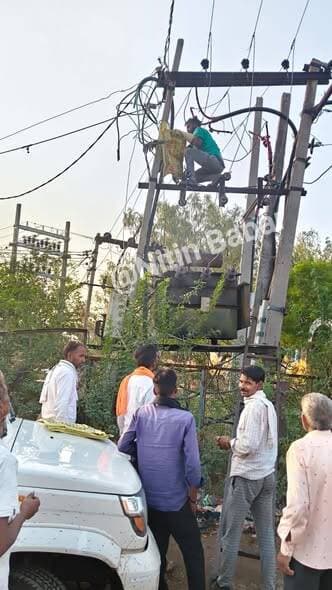 🚨 BREAKING NEWS | कापरेन में बड़ा हादसा, करंट से दो राष्ट्रीय पक्षी मोरों की मौत
📍 कापरेन, बूंदी — कापरेन शहर के रोटेदा रोड स्थित बालाजी की बगीची के पास मंगलवार अल सुबह एक दर्दनाक घटना में दो राष्ट्रीय पक्षी मोरों की हाईटेंशन विद्युत लाइन की चपेट में आने से मौत हो गई।
🦚 प्रत्यक्षदर्शियों के अनुसार दोनों मोर ट्रांसफार्मर के पास हाईटेंशन लाइन पर बैठे हुए थे। उड़ान भरने के दौरान वे बिजली के तारों के संपर्क में आ गए, जिससे करंट लगने से उनकी मौके पर ही मौत हो गई।
⚡ घटना की सूचना मिलते ही डिस्कॉम की एफआरटी टीम मौके पर पहुंची। विद्युत आपूर्ति बंद करवाकर कर्मचारियों ने दोनों मृत मोरों को तारों से सुरक्षित नीचे उतारा। इसके बाद वन विभाग की टीम को सूचना दी गई।
🌳 फोरेस्टर रामहेत मीणा के नेतृत्व में पहुंची वन विभाग की टीम ने दोनों मोरों के शव कब्जे में लेकर वन क्षेत्र में अंतिम संस्कार किया।
🗣️ स्थानीय लोगों का कहना है कि ट्रांसफार्मर के आसपास खुले और असुरक्षित विद्युत तारों के कारण पक्षियों के करंट की चपेट में आने का खतरा बना रहता है। उन्होंने विद्युत निगम से तारों को सुरक्षित करने और आवश्यक सुरक्षा उपाय करने की मांग की है।
#BreakingNews #Kapren #PeacockDeath #NationalBird #BundiNews #RajasthanNews #ElectricShock #WildlifeProtection #LatestNews #TVNews #BreakingUpdate #KaprenNews #BundiBreaking #RajasthanBreakingNews
