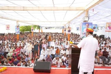 लोकसभा स्पीकर ओम बिरला ने टाकरवाड़ा में 11.29 करोड़ के विकास कार्यों का लोकार्पण एवं शिलान्यास,बोले ओम बिरला— विकास को मिलेगी नई गति।🚧🏗️🛣️🇮🇳
कोटा। लोकसभा अध्यक्ष ओम बिरला ने टाकरवाड़ा ग्राम पंचायत में 11.29 करोड़ रुपए की लागत से विभिन्न विकास कार्यों के लोकार्पण एवं शिलान्यास किया। इस दौरान उन्होंने कहा कि एक समय यह क्षेत्र मूलभूत सुविधाओं के अभाव से जूझ रहा था, लेकिन आज सड़क, पेयजल, सिंचाई तथा अन्य आधारभूत विकास कार्यों के माध्यम से तेजी से प्रगति कर रहा है।
उन्होंने कहा कि क्षेत्र का प्रत्येक गांव बेहतर सड़क संपर्क से जुड़कर विकास की मुख्यधारा का हिस्सा बन रहा है। दिल्ली-मुंबई एक्सप्रेसवे, विभिन्न पुलों का निर्माण, ईआरसीपी परियोजना तथा नौनेरा बांध जैसी महत्वपूर्ण योजनाएं क्षेत्र के विकास को नई गति प्रदान करेंगी।
ओम बिरला ने कहा कि इन परियोजनाओं के पूर्ण होने से आवागमन सुगम होगा तथा किसानों, युवाओं और आमजन को नए अवसर प्राप्त होंगे। उन्होंने विकास कार्यों को क्षेत्र की समृद्धि और जनकल्याण की दिशा में महत्वपूर्ण कदम बताते हुए कहा कि सरकार ग्रामीण क्षेत्रों में आधारभूत सुविधाओं के विस्तार के लिए लगातार कार्य कर रही है।#OmBirla #Kota #Takarwada #Development #Vikas #RajasthanNews #KotaNews #BreakingNews #ViralNews #DevelopmentWorks #DelhiMumbaiExpressway #ERCP #NauNeraDam #RajasthanDevelopment #Infrastructure #VillageDevelopment #LokSabhaSpeaker #NewsUpdate #HindiNews #NitinBabarJournalist