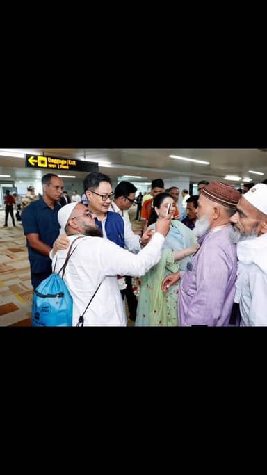 দিল্লী এয়ারপোর্টে হজ্ব পালন শেষে আসা হাজিদের স্বাগত জানাচ্ছেন কেন্দ্রীয় মন্ত্রী কিরেন রিজিজু