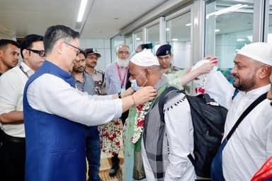 হজ পালন শেষে দেশে ফিরলেন হাজযাত্রীরা, ফুলের মালা পরিয়ে স্বাগত জানালেন কেন্দ্রীয় মন্ত্রী কিরেন রিজিজু
নয়াদিল্লি, ২ জুন : পবিত্র হজ পালন শেষে সৌদি আরবের জেদ্দা থেকে দেশে ফিরতে শুরু করেছেন ভারতীয় হাজযাত্রীরা। মঙ্গলবার হজ-২০২৬-এর প্রথম প্রত্যাবর্তনকারী ফ্লাইটটি দিল্লির ইন্দিরা গান্ধী আন্তর্জাতিক বিমানবন্দরের (টার্মিনাল-৩) অবতরণ করলে হাজিদের উষ্ণ অভ্যর্থনা জানানো হয়।
এসময় কেন্দ্রীয় সংখ্যালঘু বিষয়ক মন্ত্রী কিরেন রিজিজু বিমানবন্দরে উপস্থিত থেকে হাজযাত্রীদের ফুলের মালা পরিয়ে স্বাগত জানান এবং তাঁদের সঙ্গে শুভেচ্ছা বিনিময় করেন। তিনি হজ পালন সফলভাবে সম্পন্ন করে সুস্থভাবে দেশে ফিরে আসা সকল হাজির মঙ্গল কামনা করেন।
প্রথম প্রত্যাবর্তনকারী ফ্লাইটে আগত হাজযাত্রীদের মুখে ছিল পবিত্র হজ পালনের আনন্দ ও তৃপ্তির ছাপ। বিমানবন্দরে তাঁদের স্বজনরাও উপস্থিত থেকে আবেগঘন পরিবেশে স্বাগত জানান।