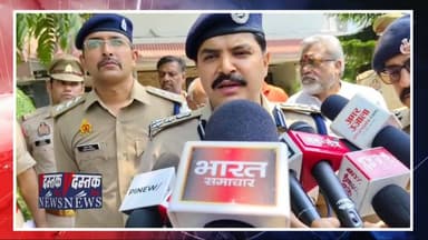 🔥 UP के हापुड़ में बदमाशों का बड़ा तांडव! उद्योगपति के घर 2 करोड़ की डकैती! 🔥
हापुड़ में देर रात हथियारबंद नकाबपोश बदमाशों ने कानून-व्यवस्था की धज्जियां उड़ा दीं। एक प्रतिष्ठित उद्योगपति के घर में घुसकर बदमाशों ने मासूम बच्चे को गनपॉइंट पर लिया और पूरे परिवार को एक कमरे में बंद कर दिया।
क्या-क्या लूटा?
✅ करीब सवा किलो सोने के कीमती आभूषण
✅ अलमारियों में रखी लाखों की नकदी
👉 कुल अनुमानित कीमत: 2 करोड़ रुपये!
फिलहाल पुलिस की कई टीमें और डॉग स्क्वायड मौके पर जांच कर रही हैं। पुलिस का दावा है कि जल्द ही डकैतों को पाताल से भी ढूंढ निकाला जाएगा।
इस बड़ी वारदात पर आपकी क्या राय है? कमेंट करें और खबर को Share करना न भूलें।
#Hapur #UPPolice #CrimeAlert #HapurRobbery #DastakLiveNews #HapurNews #UPCrime #Robbery #BreakingNews #UttarPradesh #CrimeNews