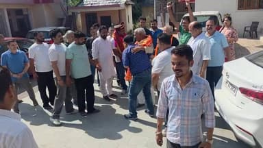 रमेश धवाला का बड़ा बयान: "सिर्फ मंडी जीतने से सरकार नहीं बनती, सत्ता का रास्ता कांगड़ा से होकर जाता है" #kangralive #dehra
देहरा। पूर्व मंत्री रमेश धवाला ने पंचायत और जिला परिषद चुनाव परिणामों के बाद पार्टी नेतृत्व को संदेश देते हुए कहा कि आगामी विधानसभा चुनावों को लेकर किसी भी तरह की गलतफहमी नहीं पालनी चाहिए।
धवाला ने कहा कि "यह सोच लेना कि केवल मंडी जिला जीतकर सरकार बन जाएगी, सही नहीं है। हिमाचल की राजनीति में सत्ता का रास्ता कांगड़ा जिला से होकर जाता है। कांगड़ा के चुनावी परिणाम क्या संदेश दे रहे हैं, यह सभी जानते हैं।"