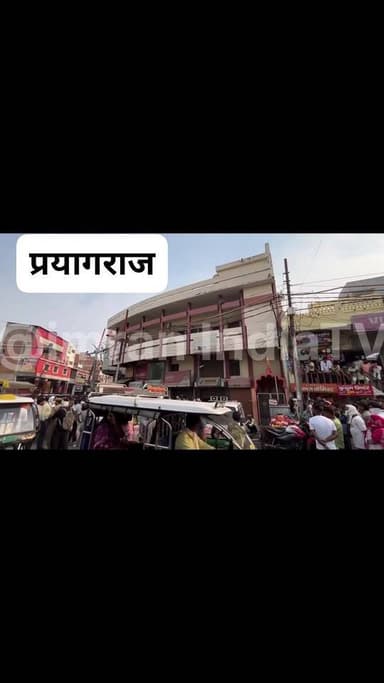 #प्रयागराज के साउथ मलाका इलाके मे बंद घर मे तीन लोगो की लाश मिलने से सन सनी फ़ैल गई घर तीन दिनों से बंद था आज अचानक बदबू आने से लोगो क़ो शक हुआ, पुलिस क़ो सूचना दी गई तो दरवाज़ा तोड़ा गया जिसमे पत्नी और एक बेटी की लाश बरामद हुई, हालांकि ये हत्या हुई हैं या आत्म हत्या हैं इस पर पुलिस जांच कर रही हैं मौके पर DCP मनीष कुमार खुद मौजूद हैँ