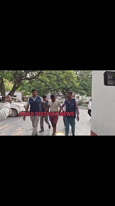 12 हजार रिश्वत लेते झाझा थाना का चालक जितेंद्र कुमार को चढ़ा निगरानी के हत्थे,
ट्रैक्टर वाले से ली जा रही थी रिश्वत #BiharUpdates #BiharPolitics