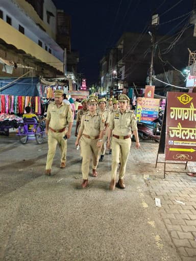 #SPHts के निर्देशन मे जनपद में शान्ति, सुरक्षा व कानून व्यवस्था को सुदृढ बनाये रखने हेतु प्रभारी महिला थाना द्वारा थाना कोतवाली नगर क्षेत्र में पर्याप्त पुलिस बल के साथ पैदल गश्त कर सुरक्षा व्यवस्था का लिया जायजा। #UPPolice https://t.co/Sjqu2y5Lwk
