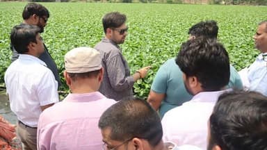ककराखेड़ा के कछुआ तालाब पहुंचे डीएम, गंदगी और जलकुंभी पर जताई चिंता
हरदोई के जिलाधिकारी अनुनय झा ने मंगलवार को बिलग्राम तहसील के ककराखेड़ा गांव स्थित कछुआ तालाब का स्थलीय निरीक्षण किया। निरीक्षण के दौरान उन्होंने तालाब में बढ़ती गंदगी, जलकुंभी के फैलाव तथा कछुओं के प्राकृतिक आवास पर पड़ रहे प्रतिकूल प्रभाव का जायजा लिया।
निरीक्षण में तालाब के पानी में प्लास्टिक कचरा और अन्य गंदगी पाई गई, जिससे जल प्रदूषण की स्थिति सामने आई। जिलाधिकारी ने कछुओं और अन्य जलीय जीवों के स्वास्थ्य पर इसके प्रभाव को लेकर चिंता व्यक्त करते हुए संबंधित अधिकारियों को तत्काल सघन सफाई अभियान चलाने, जलकुंभी हटाने तथा तालाब के आसपास उगी झाड़ियों की सफाई कराने के निर्देश दिए।
उन्होंने तालाब के सौंदर्यीकरण और कछुओं के संरक्षण के लिए किनारों को दुरुस्त करने तथा जल को स्वच्छ बनाए रखने के लिए आवश्यक कदम उठाने को कहा। निरीक्षण के दौरान जिलाधिकारी ने अधिकारियों के साथ कछुआ तालाब की पृष्ठभूमि, पर्यावरणीय महत्व, जलवैज्ञानिक स्थिति और जलीय जैव विविधता पर भी चर्चा की।
जिलाधिकारी ने निर्देश दिए कि तालाब के आसपास जल गुणवत्ता में गिरावट, सीवेज एवं नालियों के प्रवाह, ठोस एवं प्लास्टिक अपशिष्ट प्रदूषण, जलकुंभी के विस्तार, दुर्गंध और संभावित अतिक्रमण का विस्तृत आकलन किया जाए। उन्होंने तालाब तक जाने वाली सड़क को इंटरलॉकिंग कराने तथा तालाब के सौंदर्यीकरण की विस्तृत डिजाइन तैयार कर शीघ्र प्रस्तुत करने के निर्देश भी दिए।
निरीक्षण के दौरान प्रभागीय निदेशक सामाजिक वानिकी, उपजिलाधिकारी बिलग्राम, परियोजना निदेशक, जिला पंचायतराज अधिकारी, प्रभारी जिला सूचना अधिकारी दिव्या निगम, फाउंडेशन इंडिया के प्रतिनिधि शैलेन्द्र, एचसीएल के प्रतिनिधि सहित विभिन्न विभागों के अधिकारी उपस्थित रहे।