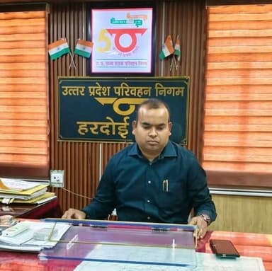 हरदोई रोडवेज को मिले नए क्षेत्रीय प्रबंधक, कार्यभार संभालते ही किया औचक निरीक्षण
हरदोई। उत्तर प्रदेश राज्य सड़क परिवहन निगम (यूपीएसआरटीसी) के हरदोई क्षेत्र को नए क्षेत्रीय प्रबंधक के रूप में गौरव वर्मा मिले हैं। मंगलवार को उन्होंने आधिकारिक रूप से कार्यभार ग्रहण किया। कार्यभार संभालने से पहले उन्होंने हरदोई डिपो का औचक निरीक्षण कर व्यवस्थाओं का जायजा लिया और यात्रियों को बेहतर सुविधाएं उपलब्ध कराने के लिए आवश्यक दिशा-निर्देश दिए।
सुबह हरदोई पहुंचते ही क्षेत्रीय प्रबंधक गौरव वर्मा ने डिपो परिसर का निरीक्षण किया। इस दौरान सहायक क्षेत्रीय प्रबंधक भुवनेश्वर कुमार ने उन्हें बसों की उपलब्धता, संचालन व्यवस्था, साफ-सफाई तथा यात्री सुविधाओं से संबंधित व्यवस्थाओं की विस्तृत जानकारी दी। नए क्षेत्रीय प्रबंधक ने डिपो की कार्यप्रणाली का अवलोकन करते हुए व्यवस्थाओं को और बेहतर बनाने के निर्देश दिए।
निरीक्षण के बाद गौरव वर्मा क्षेत्रीय कार्यालय पहुंचे, जहां उन्होंने विधिवत कार्यभार ग्रहण किया। इस अवसर पर अधिकारियों एवं कर्मचारियों ने उनका स्वागत किया।
कार्यभार संभालने के बाद क्षेत्रीय प्रबंधक रोडवेज कर्मचारियों द्वारा आयोजित धार्मिक एवं सामाजिक कार्यक्रम में भी शामिल हुए। उन्होंने कन्या पूजन कर प्रसाद वितरण की शुरुआत कराई तथा आयोजित भंडारे में सहभागिता की।
इस अवसर पर गौरव वर्मा ने कहा कि हरदोई क्षेत्र के यात्रियों को बेहतर, समयबद्ध और सुरक्षित परिवहन सेवा उपलब्ध कराना उनकी सर्वोच्च प्राथमिकता होगी। उन्होंने कहा कि डिपो की व्यवस्थाओं को और अधिक सुदृढ़ किया जाएगा तथा कर्मचारियों के साथ बेहतर संवाद स्थापित कर कार्य संस्कृति को मजबूत किया जाएगा, जिससे यात्रियों को किसी प्रकार की असुविधा का सामना न करना पड़े।