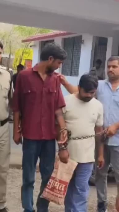 मैहर पुलिस की बड़ी कार्रवाई: दुष्कर्म के दो आरोपी गिरफ्तार, भेजे गए जेल
मैहर कोतवाली पुलिस ने दुष्कर्म के दो अलग-अलग मामलों में कार्रवाई करते हुए आरोपियों को गिरफ्तार कर जेल भेज दिया है। पहले मामले में नाबालिग छात्रा से शादी का झांसा देकर दुष्कर्म करने वाले राहुल पटेल (21) को करीब 20 दिन की तलाश के बाद गिरफ्तार किया गया। वहीं दूसरे मामले में काम के बहाने महिला को फैक्ट्री बुलाकर दुष्कर्म करने के आरोपी संजू उर्फ रट्टू साहू (33) को भी पुलिस ने दबोच लिया। दोनों मामलों में एफआईआर दर्ज कर आरोपियों को न्यायालय में पेश किया गया, जहां से उन्हें जेल भेज दिया गया।#crime #satna #maihar #policeaction #justice madhyapradesh
