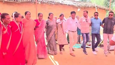समाज में प्रेम, एकता, भाईचारा और सेवा भाव को मजबूत करने की जरूरत: भूषण बाड़ा
सिमडेगा
पाकरटांड़ प्रखंड के सोगड़ा पेठियार टोली में ग्रोटो आशीष एवं नव निर्माण चबूतरा के आशीष समारोह का आयोजन किया गया। कार्यक्रम में कांग्रेस जिला अध्यक्ष सह विधायक भूषण बाड़ा तथा महिला जिला अध्यक्ष सह जिला परिषद सदस्य जोसिमा खाखा मुख्य रूप से शामिल हुए। इस अवसर पर आयोजित पवित्र मिस्सा पूजा बलिदान का अनुष्ठान पल्ली पुरोहित फादर पात्रिक खलखो एवं सहायक पुरोहित फादर तरसियुस टेटे द्वारा संपन्न कराया गया। समारोह को संबोधित करते हुए विधायक भूषण बाड़ा ने कहा कि समाज में प्रेम, एकता, भाईचारा और सेवा भावना को मजबूत करने की जरूरत है। उन्होंने कहा कि ईश्वर में अटूट विश्वास और आपसी सहयोग की भावना से ही एक मजबूत एवं समृद्ध समाज का निर्माण संभव है। विधायक ने ग्रामीणों को समाजहित में मिल-जुलकर कार्य करने तथा नई पीढ़ी को नैतिक एवं आध्यात्मिक मूल्यों से जोड़ने का आह्वान किया।
वहीं जोसिमा खाखा ने अपने संबोधन में कहा कि धार्मिक आयोजन समाज को जोड़ने और सकारात्मक ऊर्जा प्रदान करने का कार्य करते हैं। उन्होंने कहा कि आज के समय में परिवार और समाज में प्रेम, शांति एवं सद्भाव बनाए रखना अत्यंत आवश्यक है। उन्होंने ग्रामीणों की एकजुटता और धार्मिक आस्था की सराहना करते हुए कहा कि इसी भावना से क्षेत्र का सर्वांगीण विकास संभव है। कार्यक्रम में समीर किंडो, पंचायत समिति सदस्य प्रतिमा कुजूर, बिनीता आईंद, विक्टर खेस, अनीता बाड़ा, अरुण खेस, अर्पण खेस, कांति खेस, तारामणि केरकेट्टा सहित धर्म बहनों एवं बड़ी संख्या में मसीही विश्वासियों की उपस्थिति रही।
