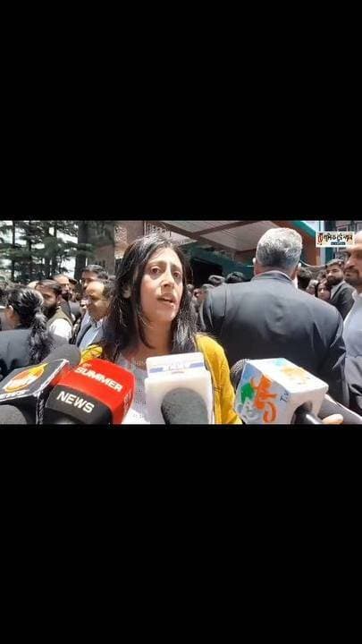 शिमला सचिवालय के बाहर वकीलों का चक्का जाम, बीमार बच्चे को लेकर महिला की गुहार बनी चर्चा का
विषय
शिमला में वकीलों द्वारा सचिवालय के बाहर किए गए चक्का जाम के दौरान आम लोगों को भारी परेशानियों का सामना करना पड़ा। इसी बीच एक महिला ने अपने बीमार बच्चे का हवाला देते हुए रास्ता खोलने की गुहार लगाई, लेकिन उसे कथित तौर पर जवाब मिला कि वह मुख्यमंत्री के पास चली जाए। यह वीडियो और घटना अब चर्चा का विषय बनी हुई है। आखिर क्या हुआ मौके पर और लोगों ने इस पर क्या प्रतिक्रिया दी? देखिए पूरी रिपोर्ट।
#shimla #Secretariat #ChakkaJam #AdvocatesProtectionAct #himachalpradesh #viralvideofacebookreels #BreakingNews #sachtaknews #ShimlaNews #HimachalNews #protest #trendingnews #LatestNews #uthimachal